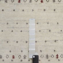 Load image into Gallery viewer, Hand-Knotted Modern Ivory Contemporary Design Wool Rug (Size 5.0 X 7.11) Cwral-11373