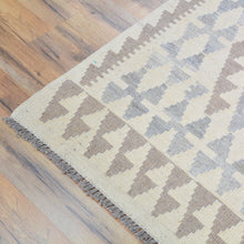 Load image into Gallery viewer, Hand-Woven Reversible Traditional Design Handmade Kilim Rug (Size 5.0 X 6.6) Cwral-10809