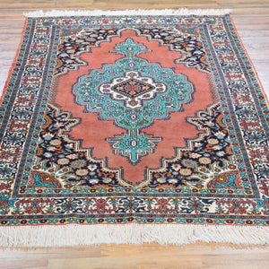 Hand-Knotted Traditional Geometric Design Wool Rug (Size 4.2 X 6.10) Cwral-831